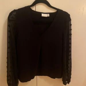 Svart blus  - Snygg svart blus från Vila. Den är använd men i mycket bra skick💕