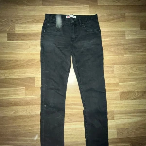 Levis 512 slim svart jeans  - Levis 512 slim svart jeans. Original pris 799kr- mitt pris 299kr. Jag har knappast använt de så tycker priset är perfekt, priset kan självklart ändras och sänkas vid snabb affär. Storlek xs/s - 164-176