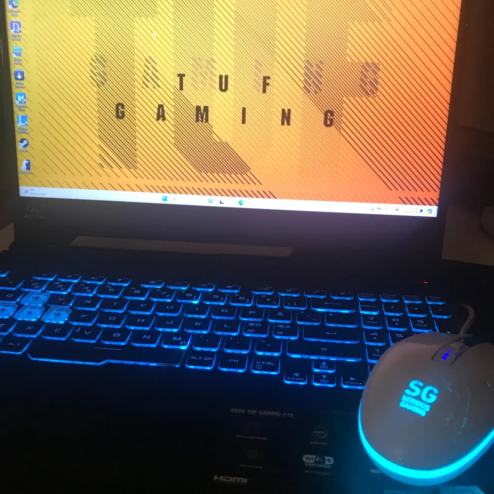 Säljer en ASUS TUF Gaming Laptop med ett snyggt RGB-tangentbord som kan lysa i olika färger som blått, rött och grönt. Perfekt för gaming med en cool TUF GAMING bakgrund på skärmen. Laptopen har HDMI-port och är i bra skick. Perfekt för dig som vill ha en kraftfull dator för spel och multimedia. Det ända problem är att när du sätter in sladden så kommer det upp en svart grej vet ej hur man fixar de men tror att man kan fixa det lätt.. Böcker.