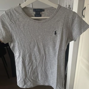Grå t-shirt från Ralph Lauren - Säljer en  grå t-shirt från Ralph Lauren.