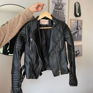 Svart skinnjacka från Voyelles - Svart skinnjacka från Voyelles i storlek 36. 