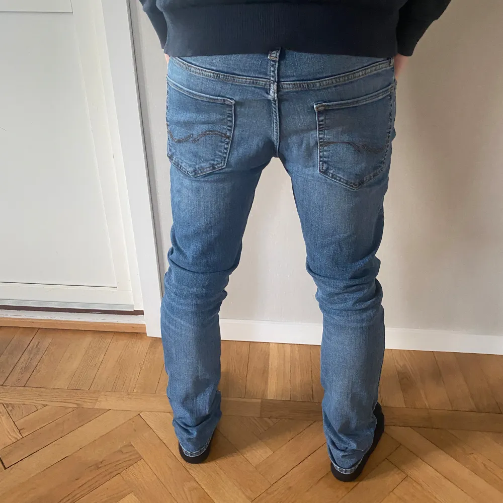 Säljer ett par snygga jeans från Jack & Jones i modellen Slim/Glenn. De passar någon som är lite smalare! Tryck gärna på köp direkt! W28 L32. Jeans & Byxor.