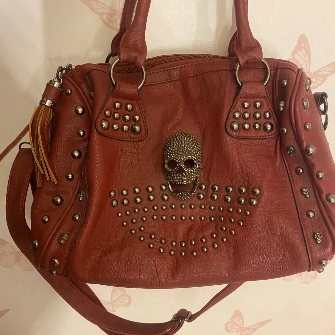 Röd axelväska med dödskalle