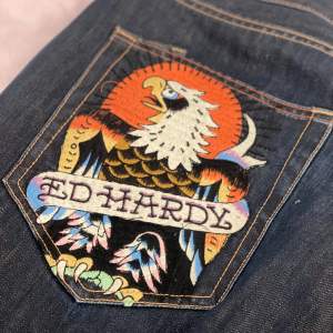 Säljer ett par ascoola baggy Ed Hardy jeans! Dem är eltejpade upp i benen (kan skicka bild) då dem är alldeles för långa för mig (165)❤️Har lite små fläckar/missfärgningar❤️