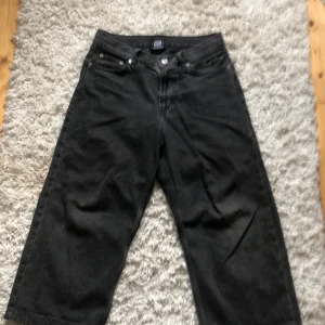 Svarta byxor från Sweet Sktbs - Säljer ett par svarta byxor från Sweet Sktbs i storlek XX-Small. Byxorna har en loose passform och är tillverkade i ett robust material. Perfekta för en avslappnad stil och kan bäras året runt. De har knappar och dragkedja framtill samt fickor både fram och bak. Dom är korta så du vet.