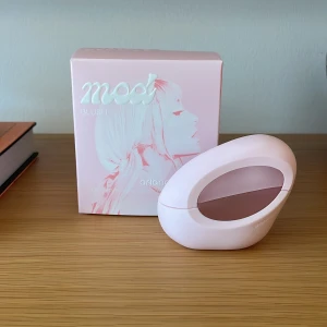 Mod Blush Ariana Grande oanvänd - Jag säljer denna oanvända Mod Blush by Ariana Grande parfym då jag fick den i present och inte använder ”blommiga” parfymer. Den är 30ml och är i prima skick bortsett från en liten buckla på förpackningens baksida. 
