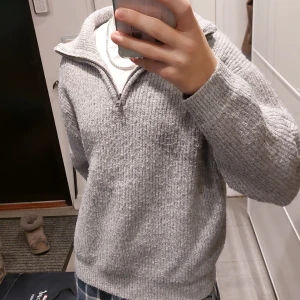 Grå stickad tröja från Zara - Säljer en supermysig grå stickad tröja från Zara i storlek 152. Perfekt för kyliga dagar med sin dragkedja och ribbade design. Tröjan är i mycket bra skick och passar både till vardags och lite finare tillfällen. Ett måste i garderoben för höst och vinter! 🍂❄️ Även perfekt till skidbacken. 10/10 Skick, den är som helt ny. 