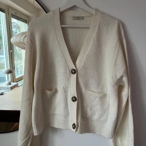 Stickad ny kofta - Superfin kofta från Gina Tricot. Den har en V-ringad design och är helt oanvänd💕Storlek S men skulle säga att den är relativt stor i storleken! Orginalpriset ligger på 460kr.