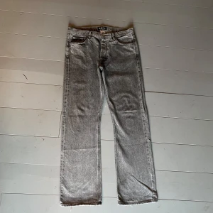Grå jeans från Hope - Tja! Säljer mina hope rush jeans då jag inte använder dem längre, de är inga flaws eller fläckar på dem de ända felet är ett hål i höger framficka. Men det går att fixa såklart!😁