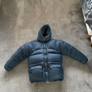 Fjällräven EXPEDITION DOWN JACKET M - Säljer en mörkblå dunjacka från Fjällräven Polar i storlek S. Modellen är EXPEDITION DOWN JACKET M och har ett nypris på 9 999 kr. Den är stor och isolerande och passar därför perfekt för riktigt kalla vinterdagar. Hör av dig om du har några frågor eller funderingar! 😃