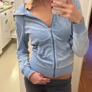 Velour tröja - Så fin ljusblå kofta i velour💗