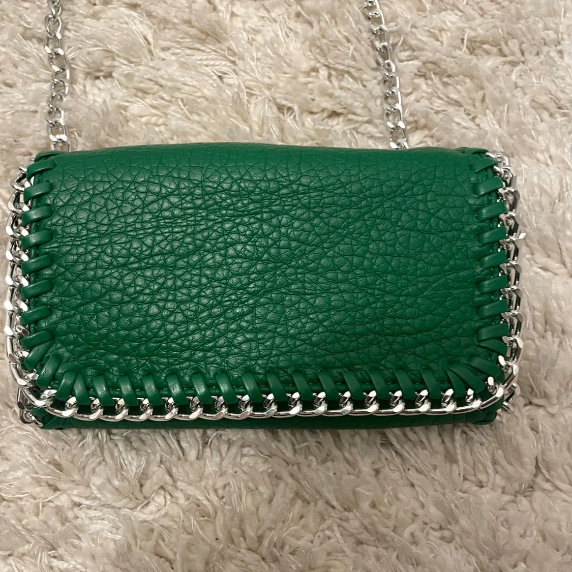 Grön axelväska med kedja från Tiamo