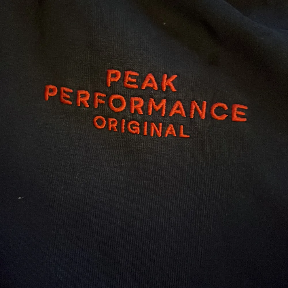 Säljer en mörkblå hoodie från Peak Performance i bra skick. Perfekt för höst och vinter. . Tröjor & Koftor.