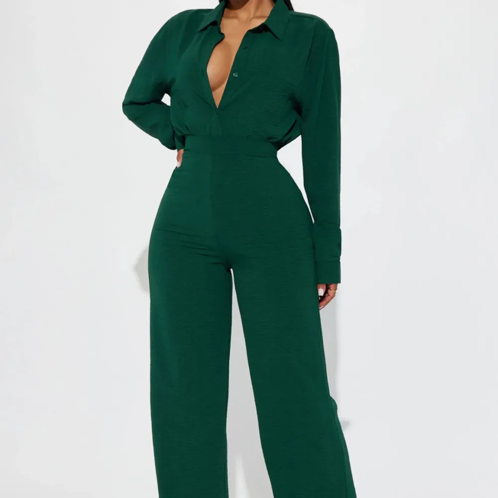 Jätte fint grönt fashion nova set i storlek xs/s som tyvärr inte passade mig. Helt nytt och oanvändt endast testad.. Puserot.