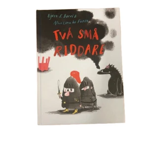 Två små riddare - En charmig barnbok om två små riddare på äventyr. Boken har en färgglad och lekfull framsida med illustrationer av riddare och en drake. Perfekt för barn som älskar sagor och äventyr!