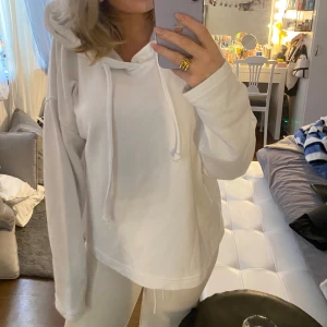 Vit hoodie  - Säljer en stilren vit hoodie, använd ett antal gånger. Säljer igen på grund av köpare inte svarar.  Den är liten i storleken 
