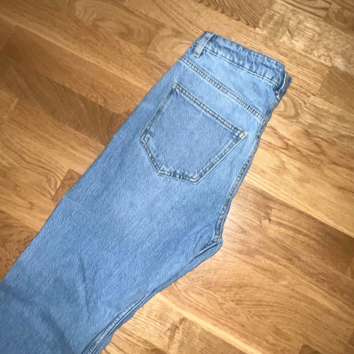 Blå jeans från Gina tricot  - 91