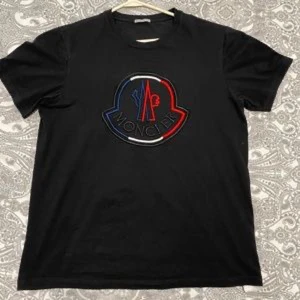 Svart t-shirt från Moncler - Säljer en svart monclear tshirt som inte kommer till så mycket användning köpt för ungefär 2000-3000 tusen säljer för 400-500kr 300kr för snabb affär🥰