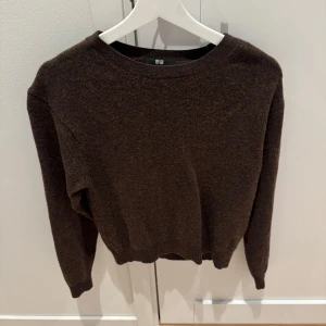 Brun tröja från Uniqlo - Säljer en mysig brun tröja från Uniqlo i storlek XS. Perfekt för höst och vinter med sin varma ullkvalitet. Tröjan har en klassisk design med rund hals och långa ärmar. Den är i mycket bra skick och passar perfekt för en stilren vardagslook.