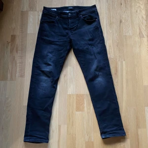Jeans - Säljer dessa unika J&J jeans som är väldigt trändiga nu || de är knappast använda och näst intill nyskick! || hör av dig vid frågor eller funderingar! || mvh ||