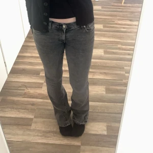 Jeans - jeans i storlek 36 ifrån gina tricot. de är sydda till lågmidjade hemma. inge retur, köpt är köpt.