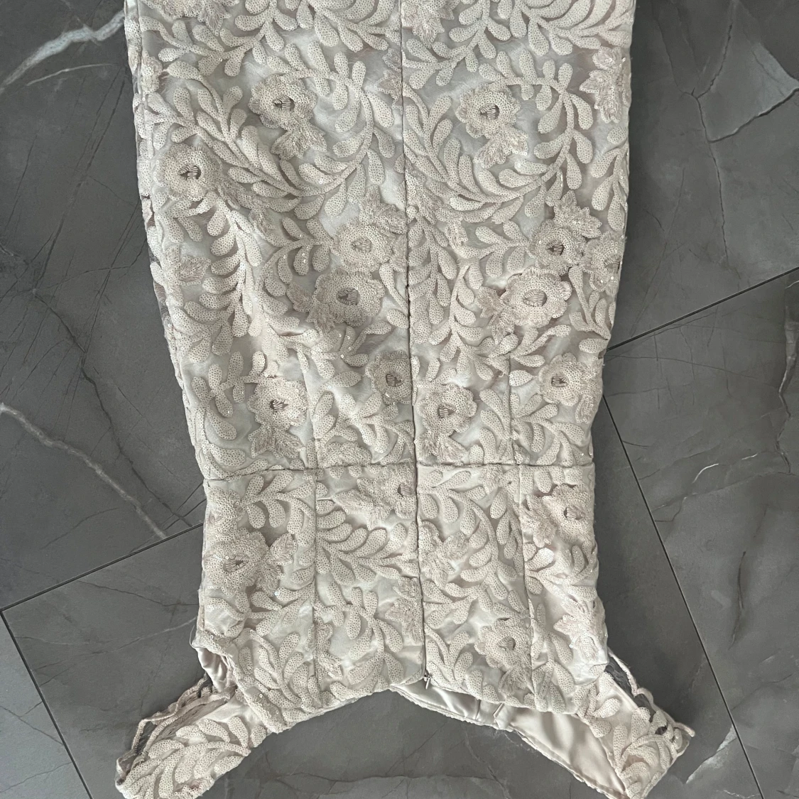 Beige spetsklänning - 90