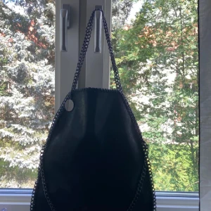 likande stella mc väska💘💓💞 - säljer denna jättefina stella mc likande väska💞💓💘💗bra skick!! säljer endast för bra pris!!!!!