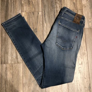 Replay Anbass - Replay Anbass - Pris: 399kr - Storlek: W31 L34 / Midja:40cm Längd:109cm - Bra skick utan defekter 8/10 - Hör av er för mer information!