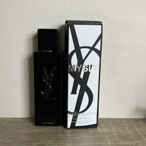 Yves Saint Laurent MYSLF Eau de Parfum - Säljer en grym, fräsch parfym från YSL. Ca 35-40ml kvar. Flaskan har en liten defekt i nedre höger hörn, och därav priset. Hör av dig ifall du har en fråga ;)
