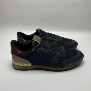 Valentino rockrunner  - Hej! Säljer nu dessa sjukt snygga valentino rockrunner. Skorna är toppskick! Hör gärna av dig vid frågor. Allt og medföljer!