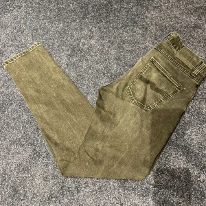  Nudie Jeans - Säljer ett par svarta jeans från Nudie Jeans i bra skick. De har en slim passform Köpta för 1900 i Sthlm säljs för endast 499kr