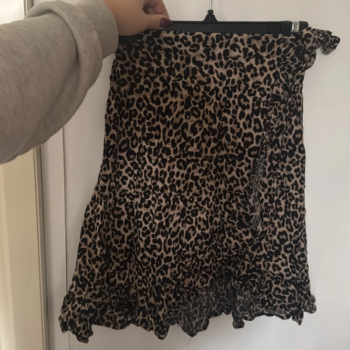 Leopardmönstrad kjol med volang