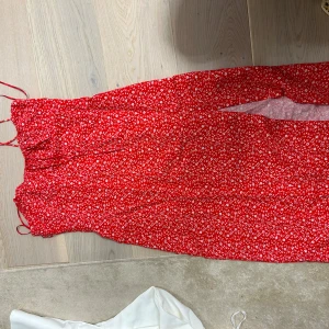 Röd blommig klänning & ljus gul från Zara  - Säljer två superfina klänningar från Zara med blommor. Ena S andra M(egentligen S, då den inte strechas). Kan köpas enskilt för 100 kr eller packet pris för båda 120kr. 