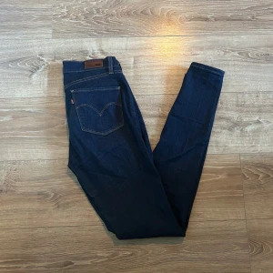 Levis jeans  - Ett par jeans i absolut topp skick och som dessutom har en extremt snygg tvätt. Nypriset på dessa jeans ligger på runt 1000kr. Längden på byxorna är 102cm och midjan 35cm jämför gärna med ett par egna och sen är det fritt fram att använda ”köp nu”.