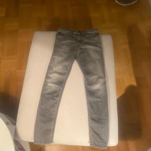 Replay jeans. OBS PRISET GÅR ATT ÄNDRAS! - Tjena! Säljer nu dessa riktigt snygga replay jeansen i färgen grå. De är i väldigt bra skick och det står att de är för 150 cm men de passar lite större. Var inte rädd för att skriva om du har några frågor!