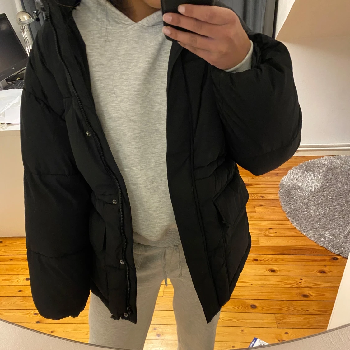 Svart pufferjacka med luva