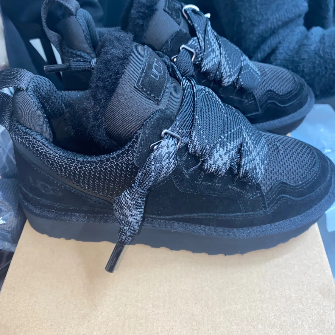 Svarta sneakers från UGG - 90