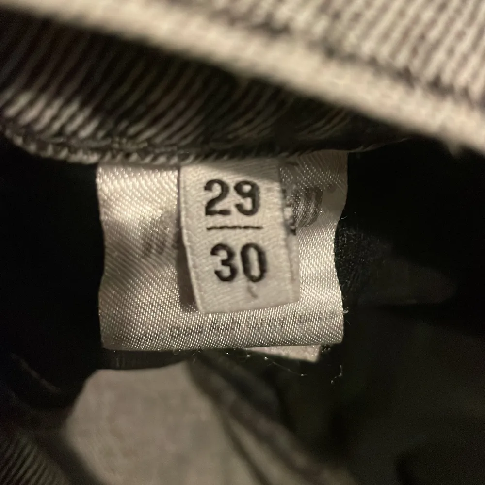 Pris går att diskutera. Säljer ett par snygga grå jeans från Woodbird. De har en klassisk femficksdesign och är i bra skick. Perfekta för både vardag och fest! 🖤Fint lagad. Nypris 1000kr . Farkut & Housut.