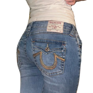 Flare jeans från True Religion - Jag säljer dessa ursnygga jeansen från true religion. Dem är u passformen ”joey, low Rise Flare” och är nästan nyskick. Jag säljer dem då de inte kommer till användning. Nypris 1600kr. Defekter (bild 4 och 5) det finns två små hål (typ en halv cm) på insidan vid gylfen som jag andvänt för att trä igenom ett skosnöre. Hålen syns såklart inte när byxorna används men tänkte att det var bra att nämna. Byxorna har även fått lätt slitage vid byx kanten. Skriv om du har fler frågor🤗💗