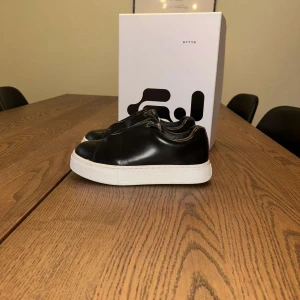 Svarta sneakers från Eytys - Snygga svarta sneakers från Eytys med vit sula. Använda fåtal gånger och i princip helt nya. Nypris ligger på ungefär 2500kr. Hör av dig vid frågor! 