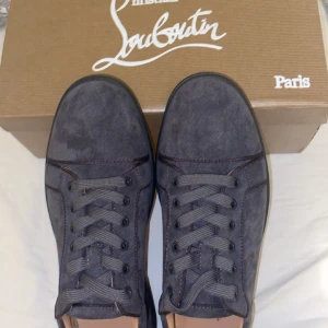 Gråa Christian Louboutin - Jag säljer nu dessa sprillans nya Louboutin skorna. Passar bra till både vardags och till på finare ställen! Dem är aldrig använda och alla tillbehör medföljer! Pris kan diskuteras vid snabb affär!😀