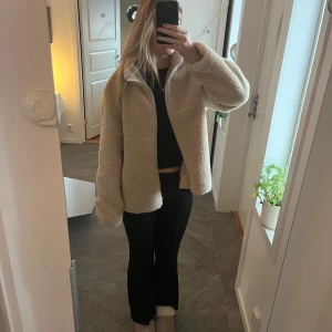 Beige teddyjacka från Boohoo - Mysig beige teddyjacka från Boohoo med dragkedja framtill. Jackan har en avslappnad passform och långa ärmar. Knappt använd och som ny. 