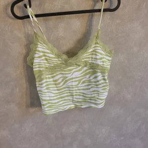 Grön zebra topp - Topp i Storlek S från fbsister, knappt använd