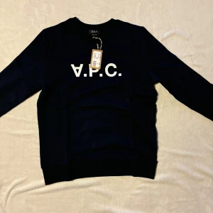 Navy blue sweatshirt från A.P.C. - A.P.C SWEAT SHIRT || En helt ny sweatshirt med lapparna kvar 10/10 skick!! || om du vill vara lite före i trenderna rekommenderar jag denna tröja då detta märket börjar växa || ny pris: 2200 vårat pris: 1000 || Färgen är dark navy || PRISET KAN SÄNKAS VID SNABB AFFÄR || Hör av er vid minsta fundering💫