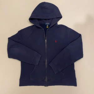 Ralph Lauren zip - Polo Ralph lauren zip hoodie använd Max 5 gånger,      Det är ungdomsstorlek XL så passar som vanlig S, skriv vid minsta fråga eller fundering🔥👍