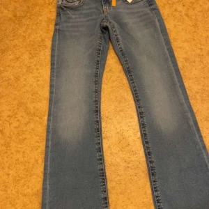 Blå flare jeans - Säljer ett par helt oanvända jeans som har legat i garderoben i 2 veckor. Använder inte de eftersom jag redan har ett par lika. Säljer för orginal pris
