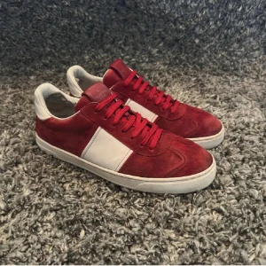 Valentino flycrew - Sjukt snygga och unika valentino flycrews | Endast 3 spikar av | Dustbag och skor medföljes | Kom privat för frågor eller funderingar ✅