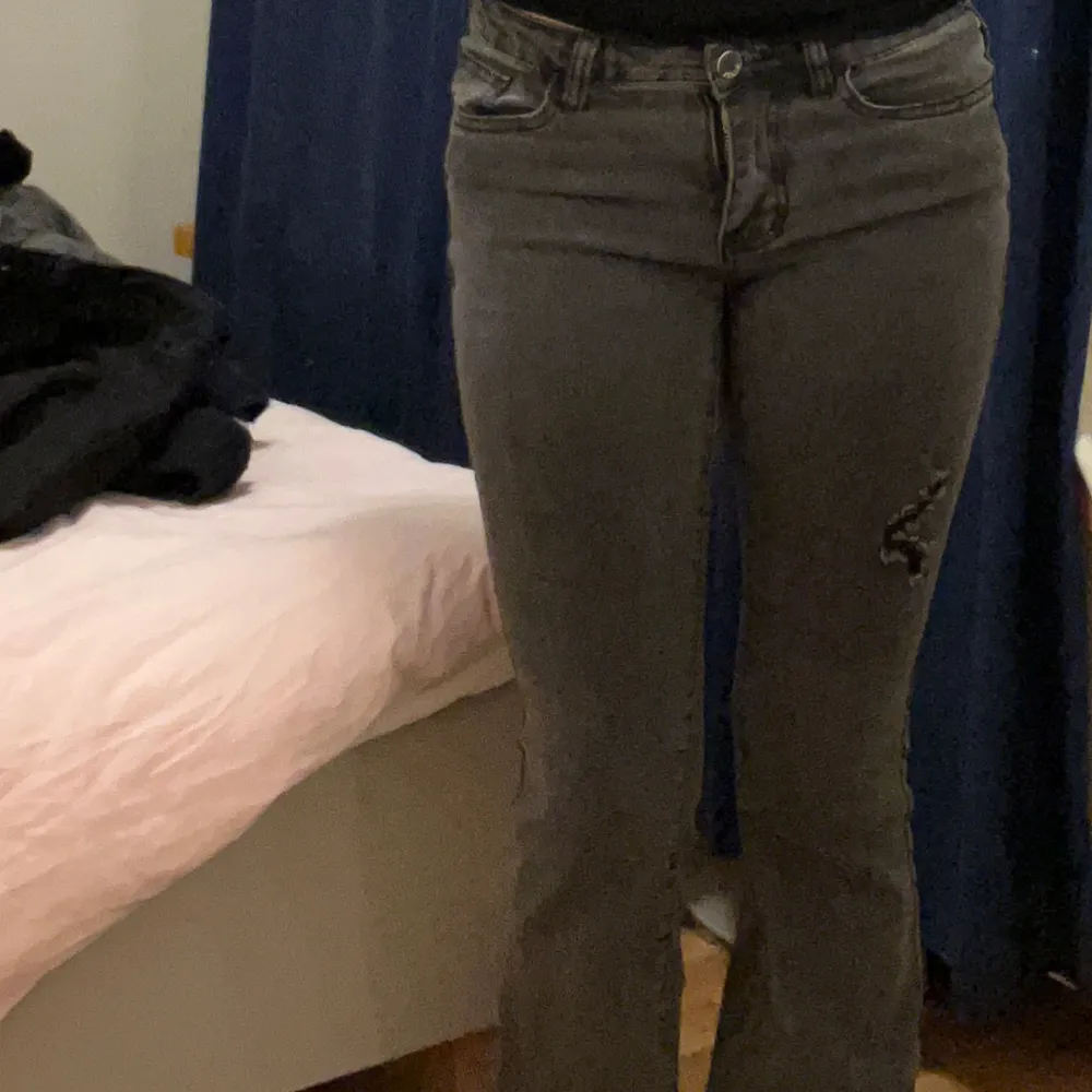 Snygga grå jeans med en slitnings detalj på benet. Säljer så jag har för mycket jeans🥲 kontakta gärna innan köp ☺️☺️. Jeans & Byxor.