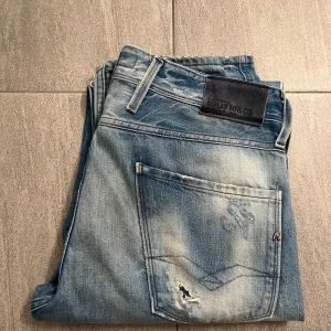 Blå Replay Jeans - Snygga ljusblå jeans från Replay med slitningar från frabrik som är sjukt trendigt |  Jeansen sitter slim vilket är sjukt trendigt | Storlek 32 | Inga defekter | modellen är 181 cm och väger ca 76 kg | säljs nu för endast 399kr! | vid ytterligare funderingar hör av er⭐️🤩👍