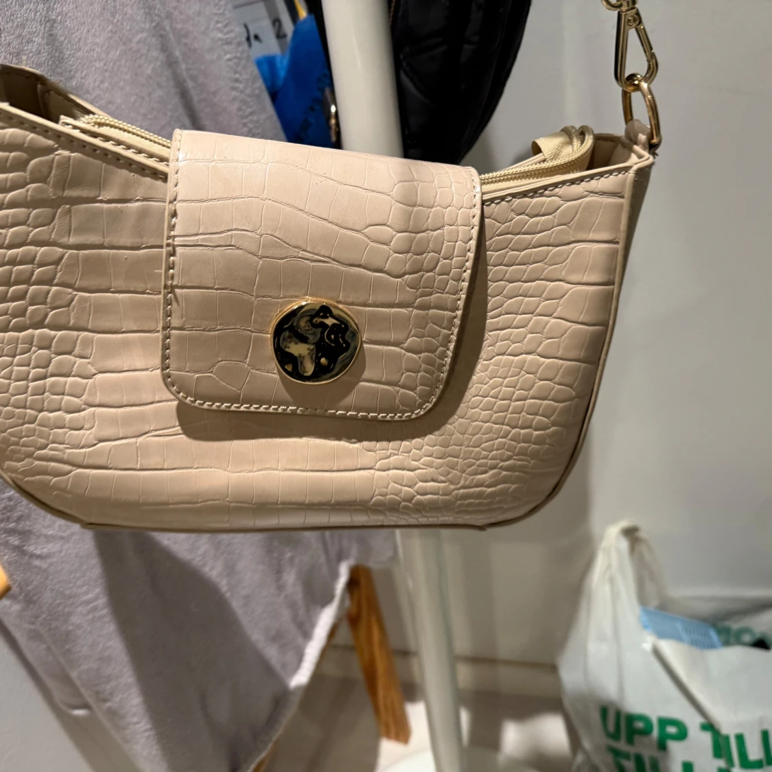 Beige axelväska med krokodilmönster